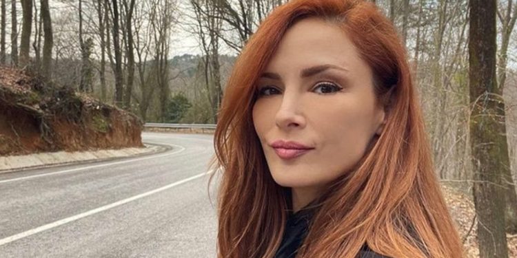 44’lük Mine Tugay’dan derin göğüs dekoltesi…”Üzerime toprak atın acil”