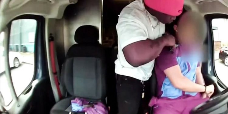 ABD’de paket taşıyan sürücüye gasp anı kamerada