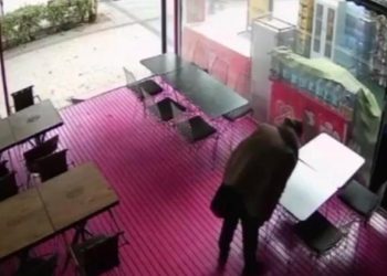 Adana’da işe alınmayan kadın masalara tükürdü