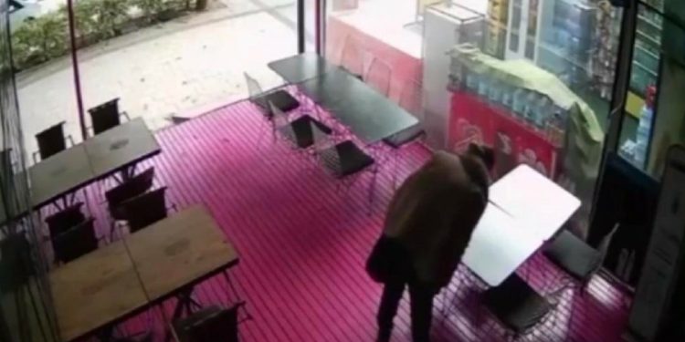 Adana’da işe alınmayan kadın masalara tükürdü