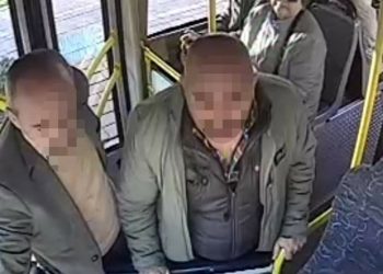 Antalya’da otobüsün yolunu kesip silahını gösterdi