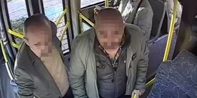 Antalya’da otobüsün yolunu kesip silahını gösterdi