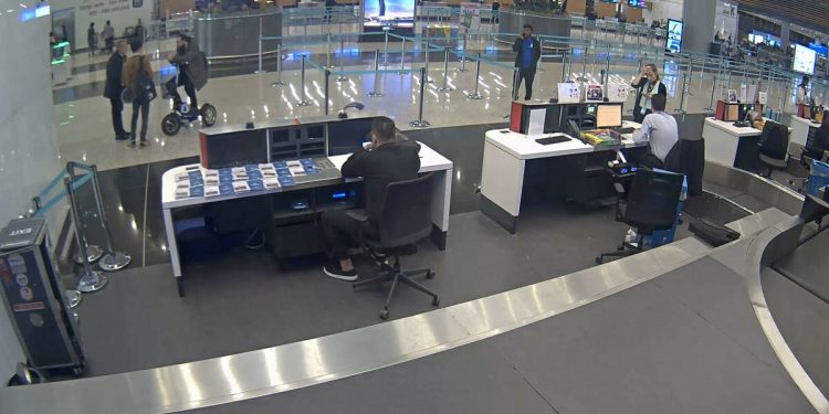 Aranan dolandırıcı İstanbul Havalimanı’nda yolcu alırken yakalandı