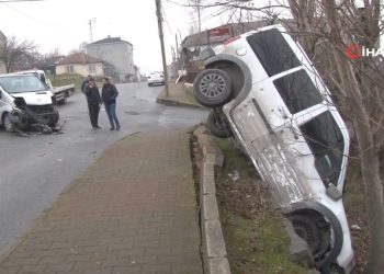 Arnavutköy’de hafif ticari araç, çayırlık alana uçtu