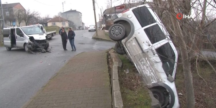 Arnavutköy’de hafif ticari araç, çayırlık alana uçtu