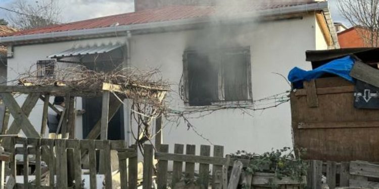 Arnavutköy’de yaşlı kadın için yapılan ev teslim edildiği gün yandı