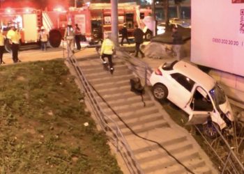 Ataşehir’de 14 yaşındaki sürücü, fren yerine gaza basınca otomobil karşı sokağa uçtu