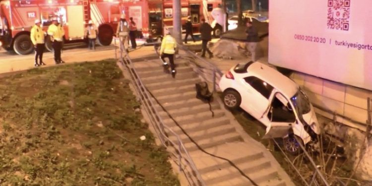 Ataşehir’de 14 yaşındaki sürücü, fren yerine gaza basınca otomobil karşı sokağa uçtu