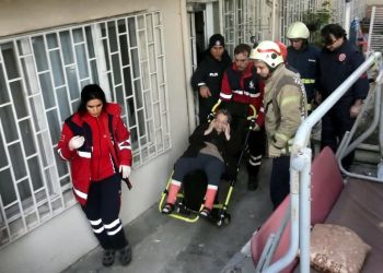 Avcılar’da iki yaşlı kadın, evde yere düşünce ekipler seferber oldu