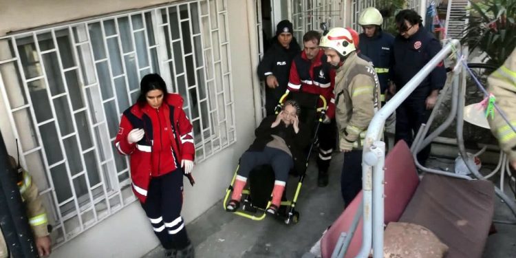Avcılar’da iki yaşlı kadın, evde yere düşünce ekipler seferber oldu