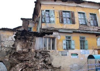 Aydın’da iki katlı tarihi ev depremde kısmen yıkıldı