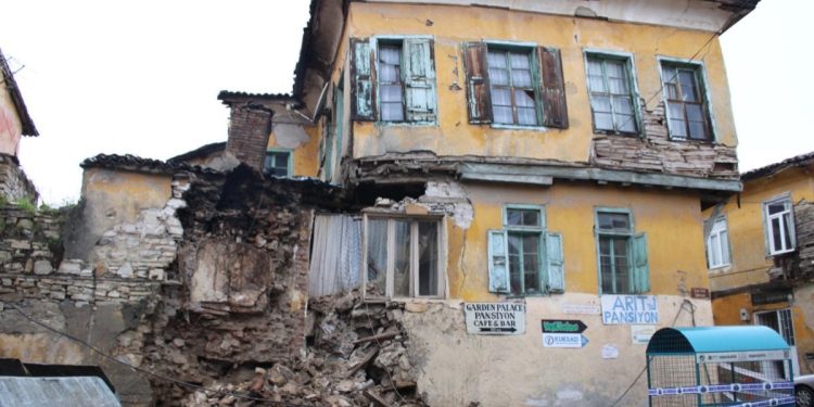 Aydın’da iki katlı tarihi ev depremde kısmen yıkıldı