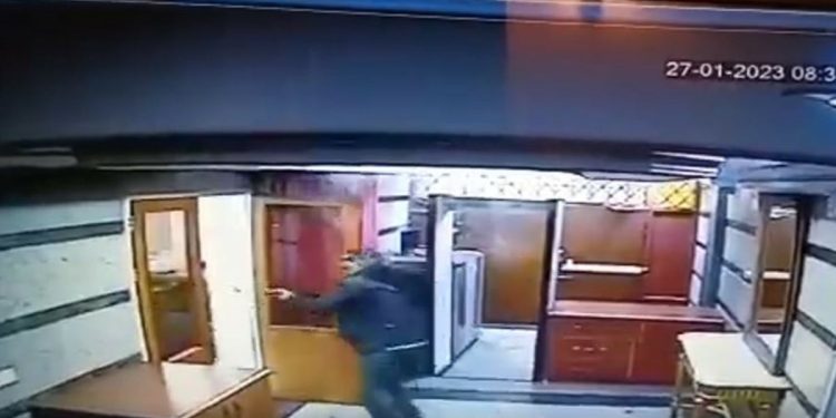 Azerbaycan’ın İran Büyükelçiliği’ne silahlı saldırı anı ortaya çıktı