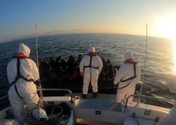 Balıkesir’de 6 göçmen kurtarıldı 24 göçmen yakalandı