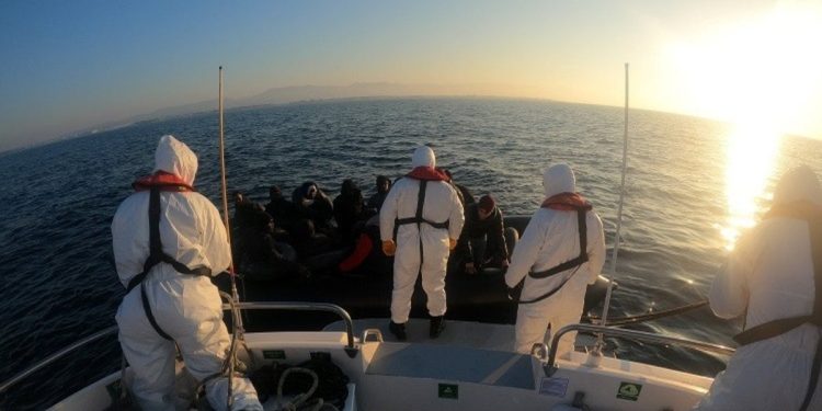 Balıkesir’de 6 göçmen kurtarıldı 24 göçmen yakalandı