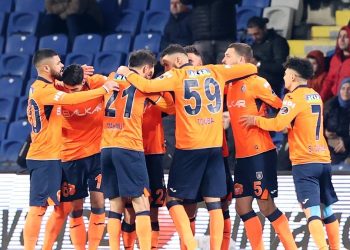 Başakşehir, Adana Demirspor’u iki golle geçti