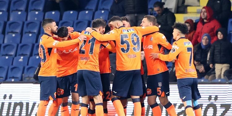 Başakşehir, Adana Demirspor’u iki golle geçti