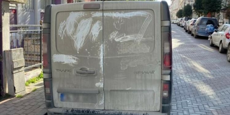 Başakşehir’de ambulansa yol vermeyen sürücüye 872 TL ceza kesildi