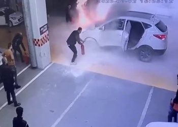 Beylikdüzü’nde ekspere getirilen aracın motoru patladı