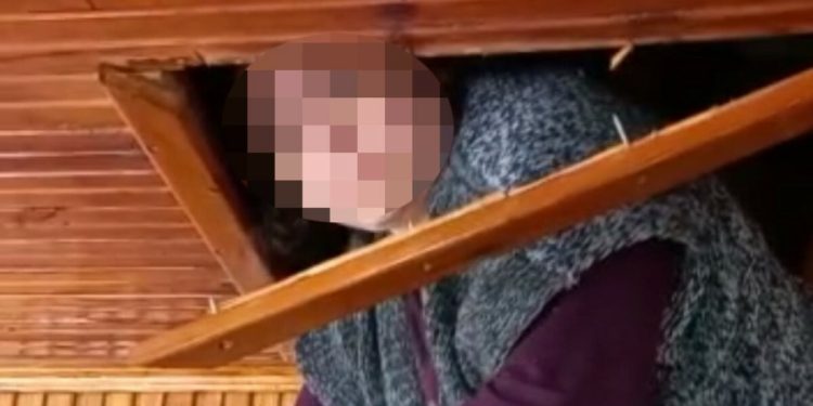 Beyoğlu polisi, FETÖ firarisi kadını tavan arasında yakaladı