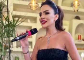 Buket Aydın, şarkı söyledi