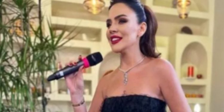 Buket Aydın, şarkı söyledi