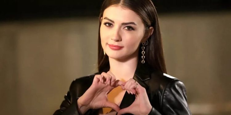 Burcu Özberk ev halini yayınladı, göğüs dekoltesi olay oldu! “Kız seni yerler”