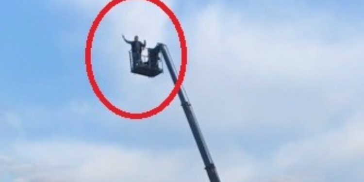 Bursa’da alkollü şahıs vinç tepesinden havaya ateş etti