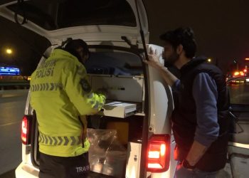 Bursa’da alkollü sürücü polislerden sigara istedi