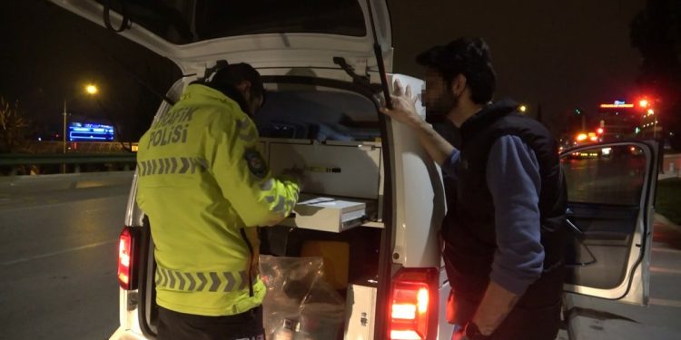 Bursa’da alkollü sürücü polislerden sigara istedi