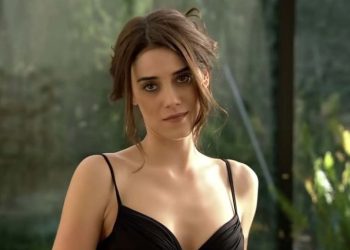 Cansu Dere derin bacak dekoltesiyle “Eyşan” pozu verdi! Sosyal medya coştu: “Eyşanlar ölmez şekil değiştirir”