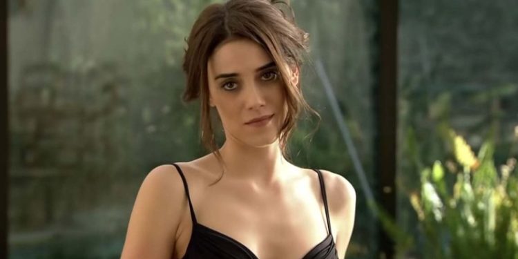 Cansu Dere derin bacak dekoltesiyle “Eyşan” pozu verdi! Sosyal medya coştu: “Eyşanlar ölmez şekil değiştirir”