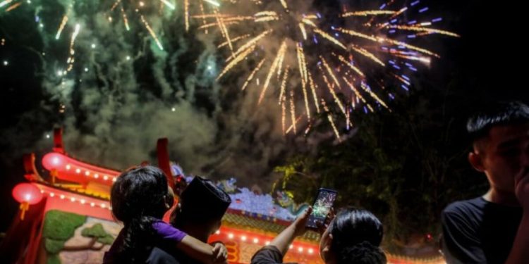 Çin’de Tavşan Yılı kutlamalarına yüzlerce kişi katıldı