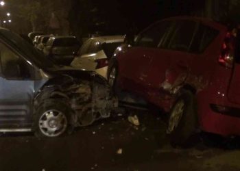 Çorum’da otomobil park halindeki araçlara çarptı: 1 yaralı