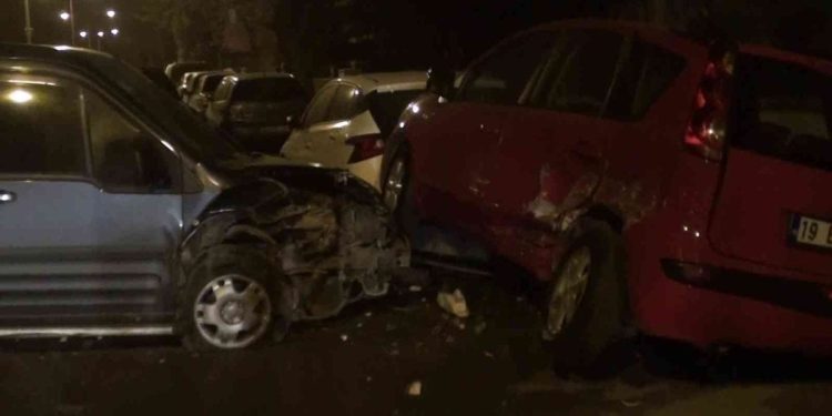 Çorum’da otomobil park halindeki araçlara çarptı: 1 yaralı