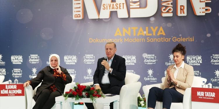 Cumhurbaşkanı Erdoğan, Antalya’da kadınlarla bir araya geldi