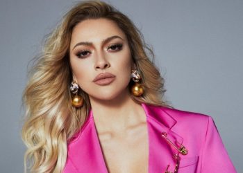 Derin göğüs dekoltesiyle büyüledi! Hadise’den cesur poz: “Alev aldı buralar”