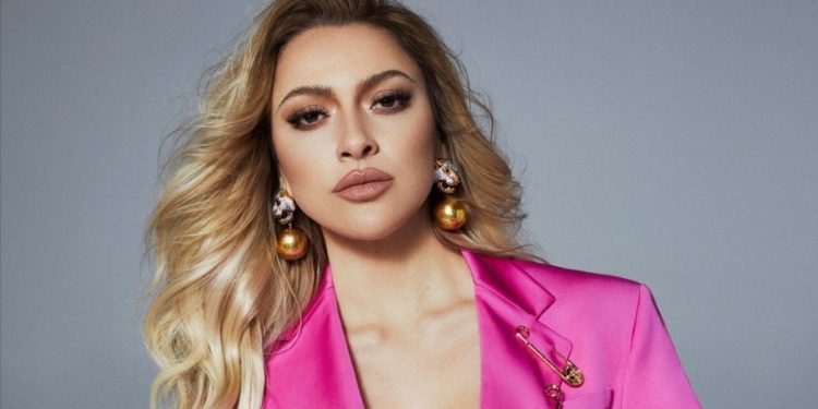 Derin göğüs dekoltesiyle büyüledi! Hadise’den cesur poz: “Alev aldı buralar”