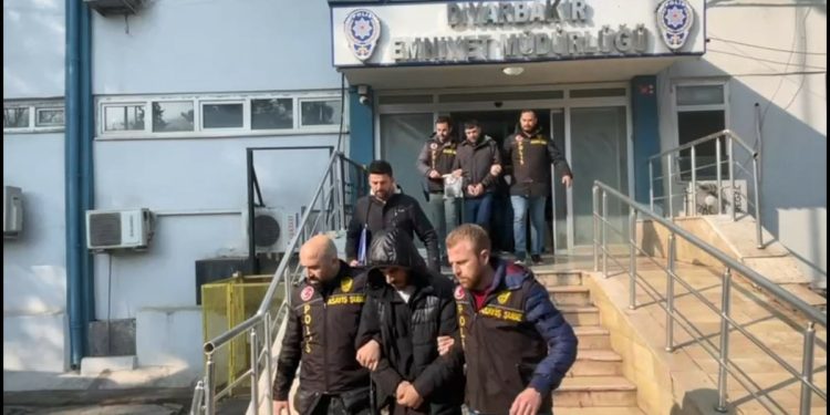 Diyarbakır’da hırsızlık için girdikleri evde kaldılar: 5 gözaltı