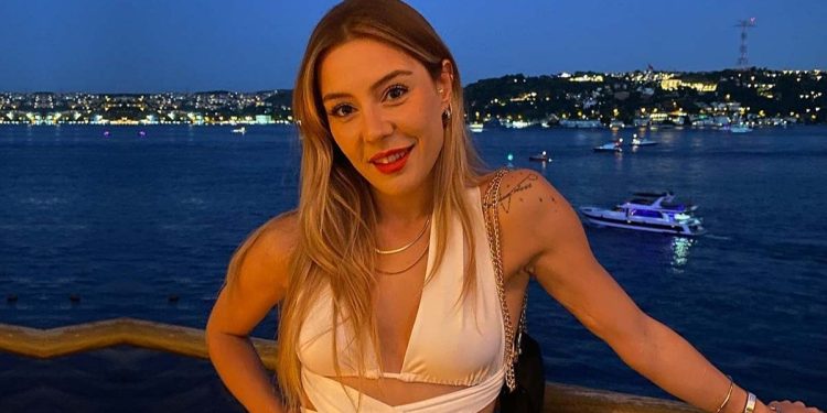 Duy Beni’nin Bahar’ı Ege Kökenli göğüs dekolteli yatak pozuyla ortalığı salladı! “Bu kadar seksilik fazla”