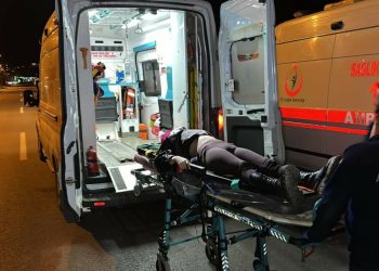 Düzce’de taksi ile otomobil çarpışarak şarampole uçtu