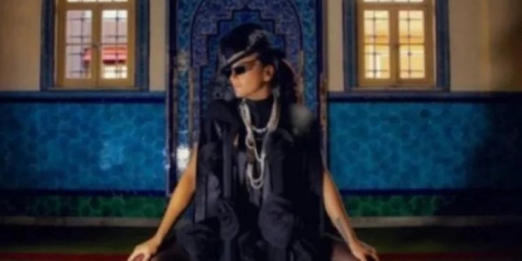 Eda Taşpınar’ın camideki pozu, Osman Hamdi’nin tablosuna benzetildi