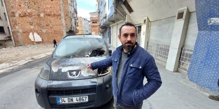 Esenler’de madde bağımlısı genç arabayı yaktı