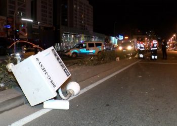 Esenyurt’ta otomobil, yayaya ve mobese direğine çarptı: 1 ölü 2 yaralı