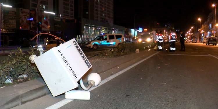 Esenyurt’ta otomobil, yayaya ve mobese direğine çarptı: 1 ölü 2 yaralı