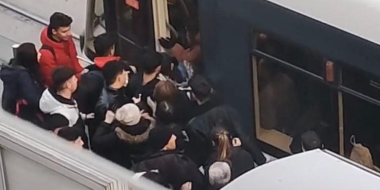 Eskişehir’de lise öğrencilerinden tramvaydaki tacizciye meydan dayağı