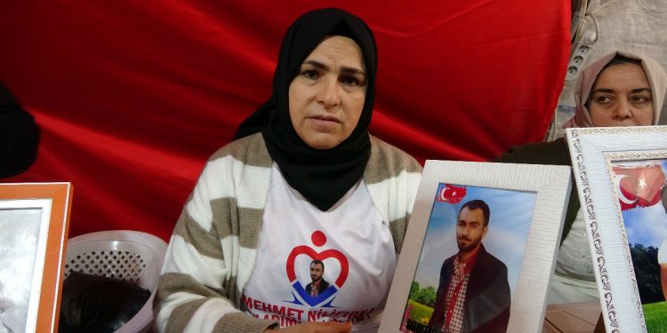 Evlat nöbetindeki anne: HDP’nin siyasi uzantıları oğlumu dağa kaçırdı.
