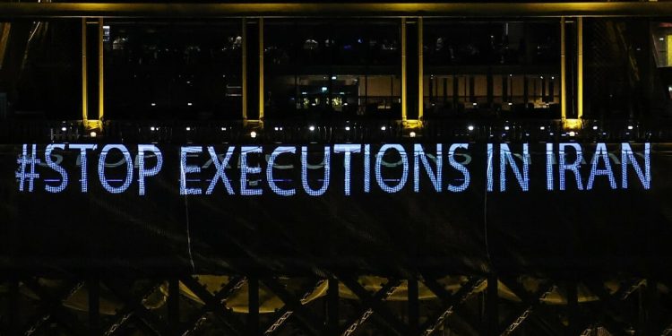 Eyfel Kulesi’ne slogan yansıtıldı: İran’daki idamları durdurun
