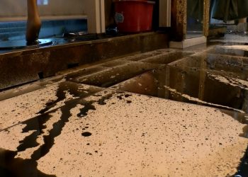 Fatih’te fazla kirayı ödeyemeyen kiracının iş yerine yağ döktü