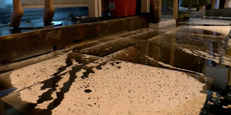 Fatih’te fazla kirayı ödeyemeyen kiracının iş yerine yağ döktü